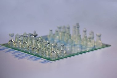 şeffaf satranç tahtası üzerinde cam satranç