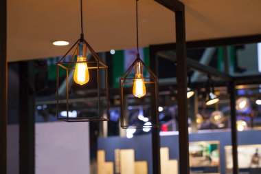 Güzel avize. lüks pahalı avize asılı tavan altında