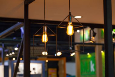 Güzel avize. lüks pahalı avize asılı tavan altında