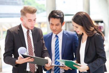 Grup iş adamları iş takım toplantısı büyük şehirde açık konuşmaya outsite