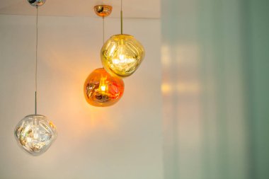 Güzel avize. lüks pahalı avize asılı tavan altında