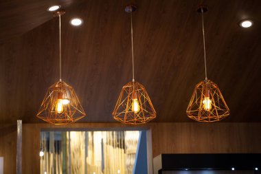 Güzel avize. lüks pahalı avize asılı tavan altında