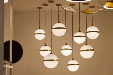 Güzel avize. lüks pahalı avize asılı tavan altında