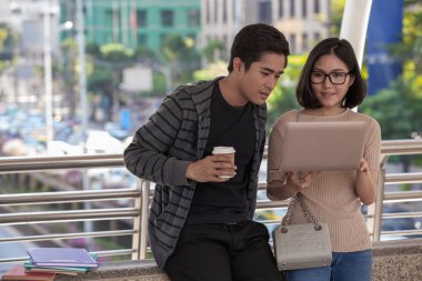 açık havada bilgisayar dizüstü ile iki öğrencileri