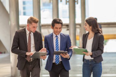 Grup iş adamları iş takım toplantısı büyük şehirde açık konuşmaya outsite