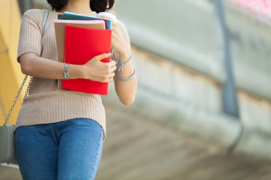 Güzel Asyalı kadın üniversite öğrencisi kitaplarını ve bir fincan kahve ayakta açık, insanlar eğitim yüksek okulu programı akıllı genç kavramı öğrenme holding