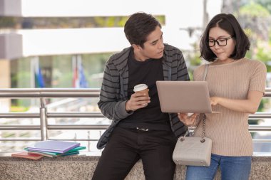 açık havada bilgisayar dizüstü ile iki öğrencileri