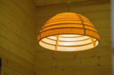 Güzel avize. lüks pahalı avize asılı tavan altında