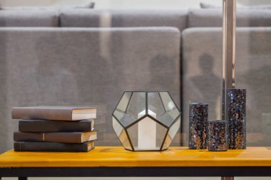 Tablo üzerinde modern bir tarzda dekore edilmiş Modern tarzı lambalar fener