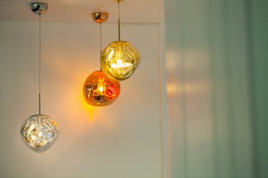 Güzel avize. lüks pahalı avize asılı tavan altında