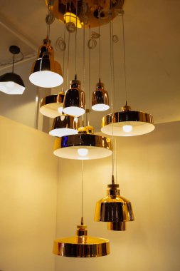 Güzel avize. lüks pahalı avize asılı tavan altında