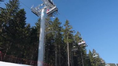 dağlarda kayak Asansör Kış güneşli gün kayakçılar