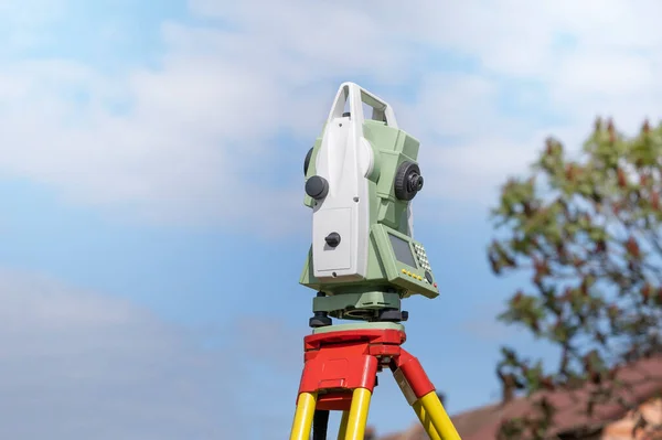 Professional Surveying Stations Measuring Angle Distance Outdoors Precisely Modern Equipment — Stock Photo, Image