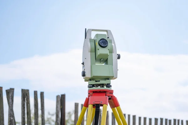 Geodetic Total Station Measures Distances Angles Preparation Map Data — Stock Photo, Image