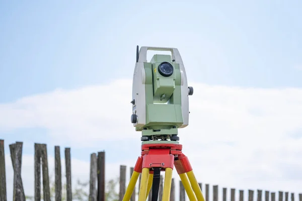 Geodetisch Totaalstation Meet Afstanden Hoeken Voor Het Opstellen Van Kaartgegevens — Stockfoto