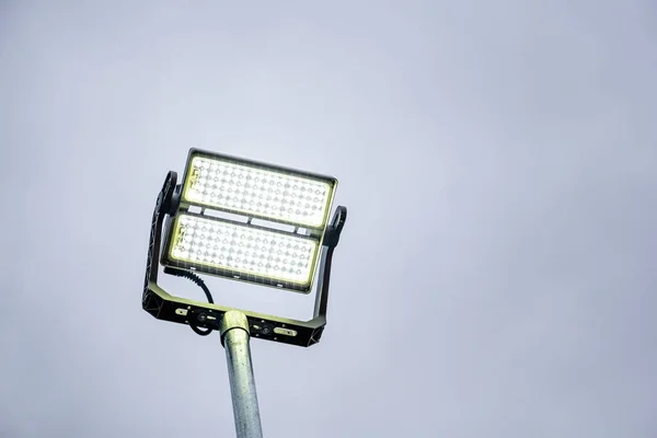 Oświetlenie Zewnętrzne Mocna Lampa Led Słupie Metalowym — Zdjęcie stockowe