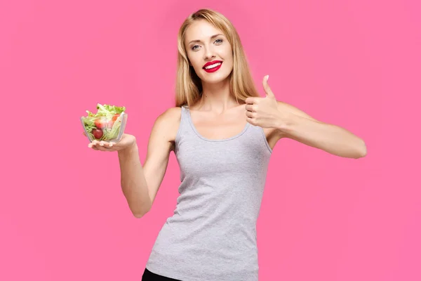 Joven Hermosa Chica Delgada Con Fondo Rosa Sostiene Una Ensalada — Foto de Stock