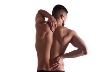 Sırt ağrısı olan genç bir adam. Atlet sırtıağrıyor. Adam sırtını incitti. Spor hekimliği kavramı