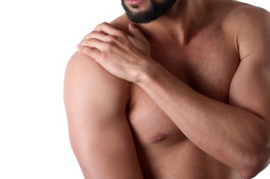 Omuz ağrısı olan, beyaz arka planda izole edilmiş kas güçlü bir adam. Sporcu ağrık omzunu tutuyor