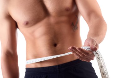 Kaslarını ölçen kaslı bir vücuda sahip adam. İzole arka plan üzerinde güçlü kaslı adam