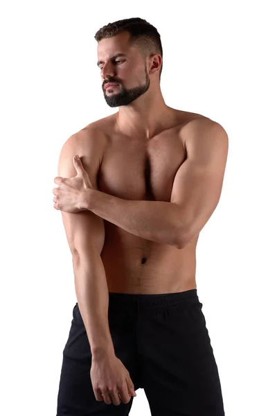 Hombre musculoso fuerte con dolor en el hombro, aislado sobre fondo blanco — Foto de Stock