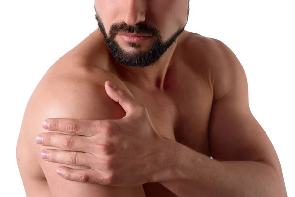 Hombre musculoso fuerte con dolor de hombro, aislado sobre fondo blanco. Deportista sostiene su hombro dolorido — Foto de Stock