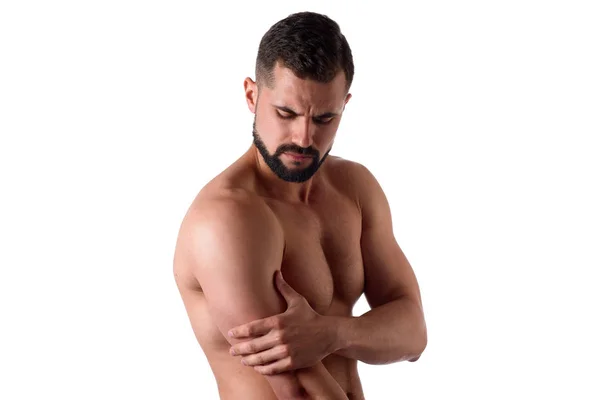 Hombre musculoso fuerte con dolor de hombro, aislado sobre fondo blanco. Deportista sostiene su hombro dolorido — Foto de Stock