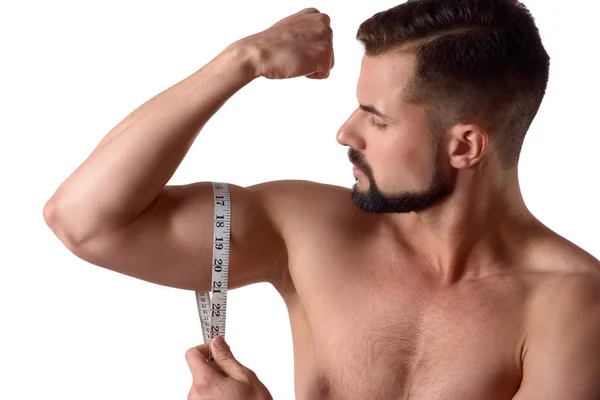 Homme musclé mesurant ses muscles. Sportsman avec un corps fort mesurant ses biceps — Photo