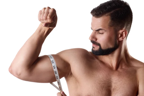 Homme musclé mesurant ses muscles. Sportsman avec un corps fort mesurant ses biceps — Photo