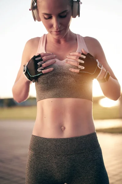 Fitness-Frau mit muskulösem Körper, zeigt flachen Bauch, Bauch, Bauch — Stockfoto