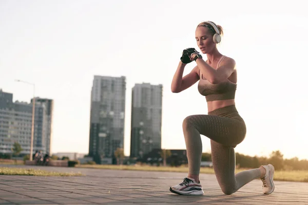 Fitness Starke Frau Macht Ausfallübungen Und Hört Musik Über Kopfhörer — Stockfoto