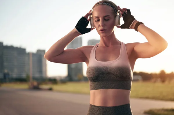 Muskulös Durchtrainierte Frau Sportbekleidung Und Kopfhörer Die Nach Dem Training — Stockfoto