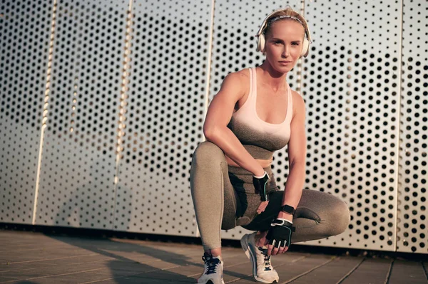 Sportlich Starke Frau Ruht Sich Nach Training Und Körperlicher Betätigung — Stockfoto