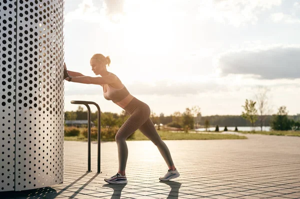 Starke Fitness Frau Beim Stretching Freien Vor Dem Gebäude Park — Stockfoto