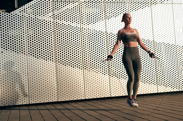 Starke Sportliche Frau Sportkleidung Die Beim Seilspringen Freien Körperliche Übungen — Stockfoto