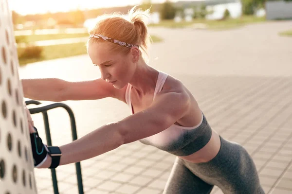 Starke Fitness Frau Die Dehnübungen Freien Macht Sportliche Frauen Sportbekleidung — Stockfoto