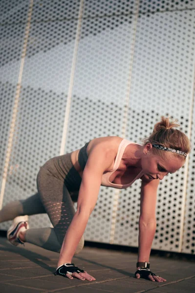 Fitness Sportlerin Trainiert Körperkern Mit Körpergewichtsübungen Kraftvolles Mädchen Trainiert Cardio — Stockfoto