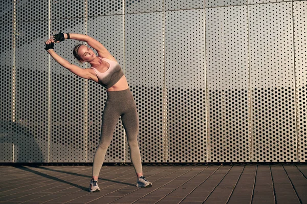 Schlanke Fitness Frau Sportbekleidung Macht Stretching Nach Körperlicher Aktivität Und — Stockfoto