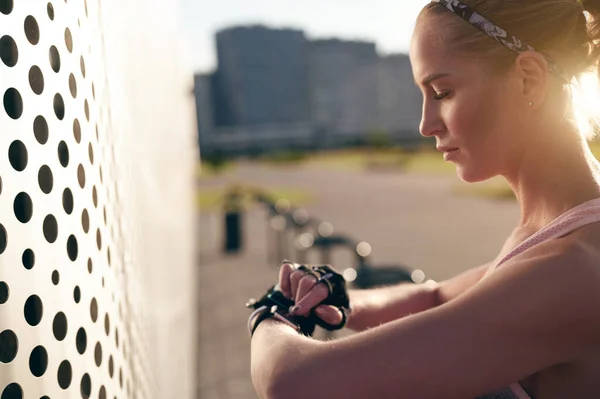 Fitness Muskulöse Frau Überprüft Fitness Tracker Sportliches Mädchen Nutzt Smart — Stockfoto