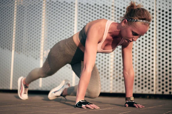 Selbstbewusste Starke Fitness Frau Athletischem Outfit Macht Bergsteigerübungen Freien — Stockfoto