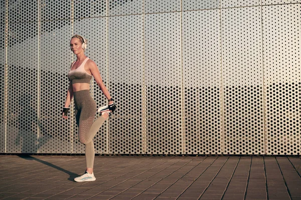 Fit Muskulöse Sportliche Frau Macht Dehnübungen Vor Der Wand Freien — Stockfoto