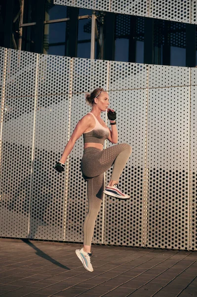 Fit starke Frau, die im Freien trainiert und springt. Gesunde junge Sportlerin beim Fitnesstraining — Stockfoto