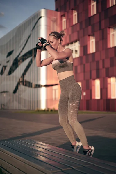 Sportlerin Beim Training Cardio Aktivität Und Springen Auf Bank Freien — Stockfoto