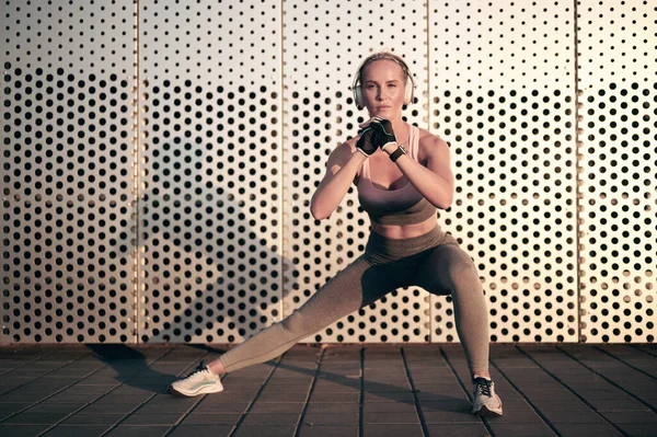 Kraftvolles Fittes Mädchen Das Freien Sit Ups Macht Und Über — Stockfoto