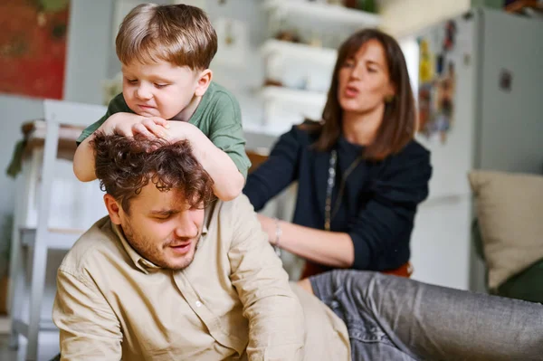 Jeune Père Amuser Avec Chanson Jouer Rire Maison Bonne Famille — Photo