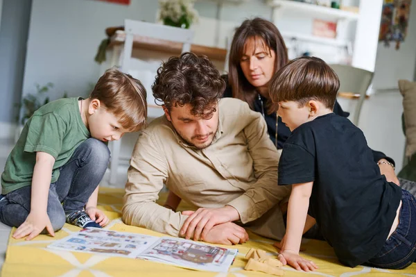 Jeune Père Lisant Livre Avec Des Enfants Maison Bonne Famille — Photo