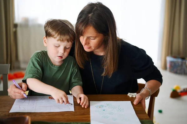 Bonne Famille Mère Avec Petit Fils Peignant Dessinant Ensemble Garçon — Photo