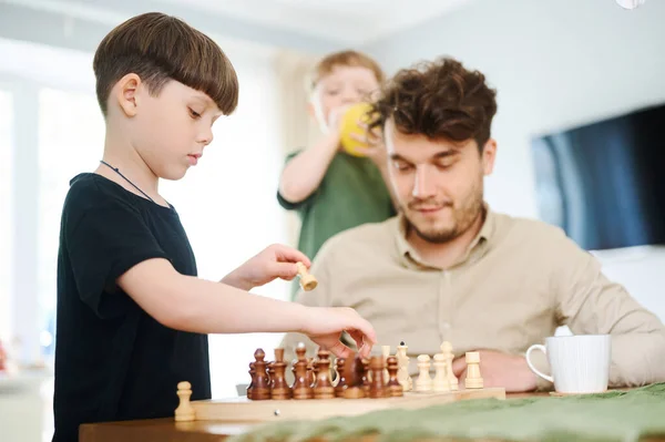 Père Enseignant Aux Fils Comment Jouer Aux Échecs Concept Éducation — Photo