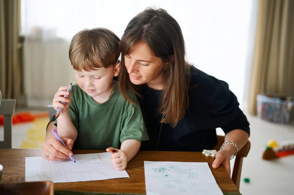 Bonne Famille Mère Avec Petit Fils Peignant Dessinant Ensemble Garçon — Photo