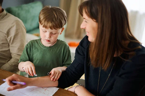 Bonne Famille Mère Avec Petit Fils Peignant Dessinant Ensemble Garçon — Photo